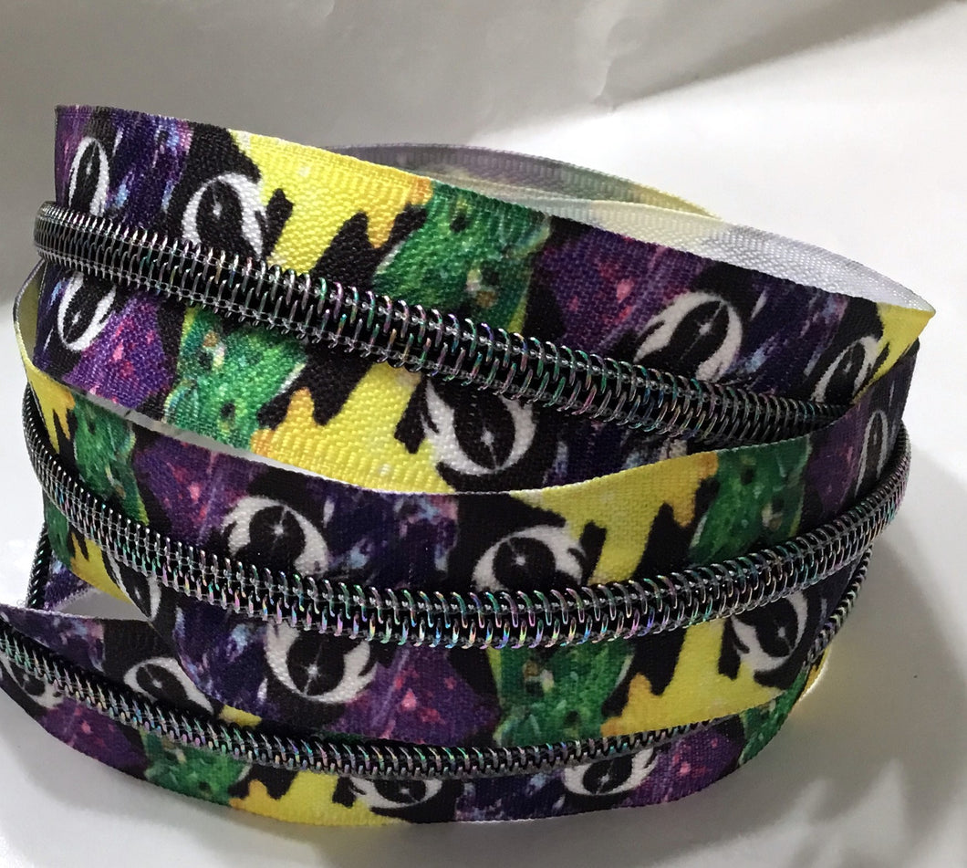 Zipper Tape - Light Side Crystals w dark iridescent teeth